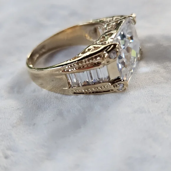 Elegant Silver Women's Ring with Clear Gemstone - Picture 14 of 14